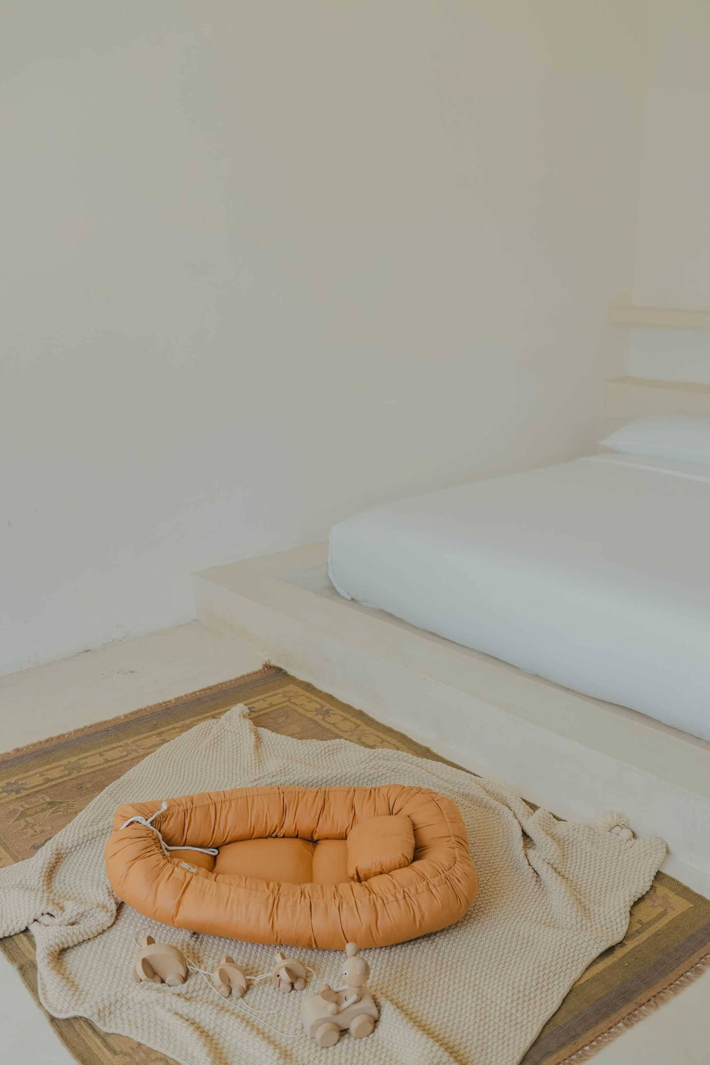 JORDFARVET BABYNEST