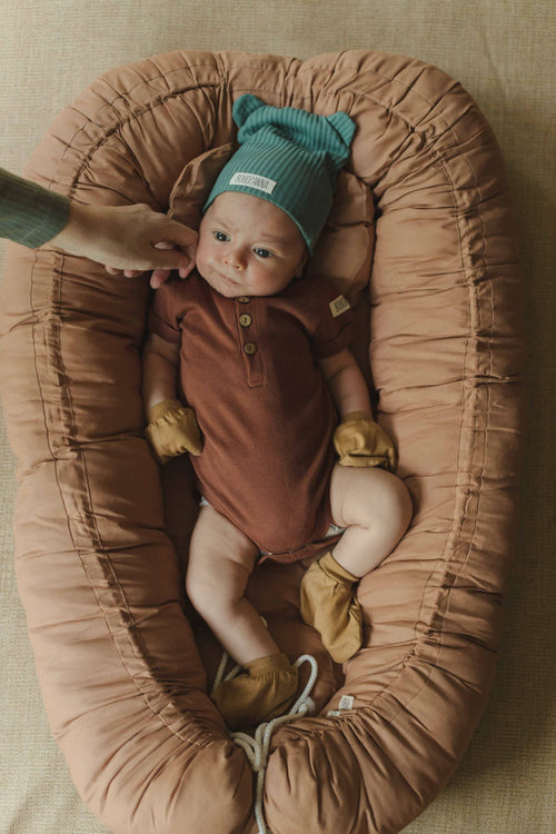 JORDFARVET BABYNEST