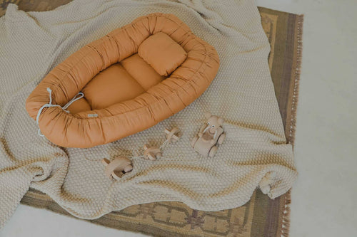 JORDFARVET BABYNEST
